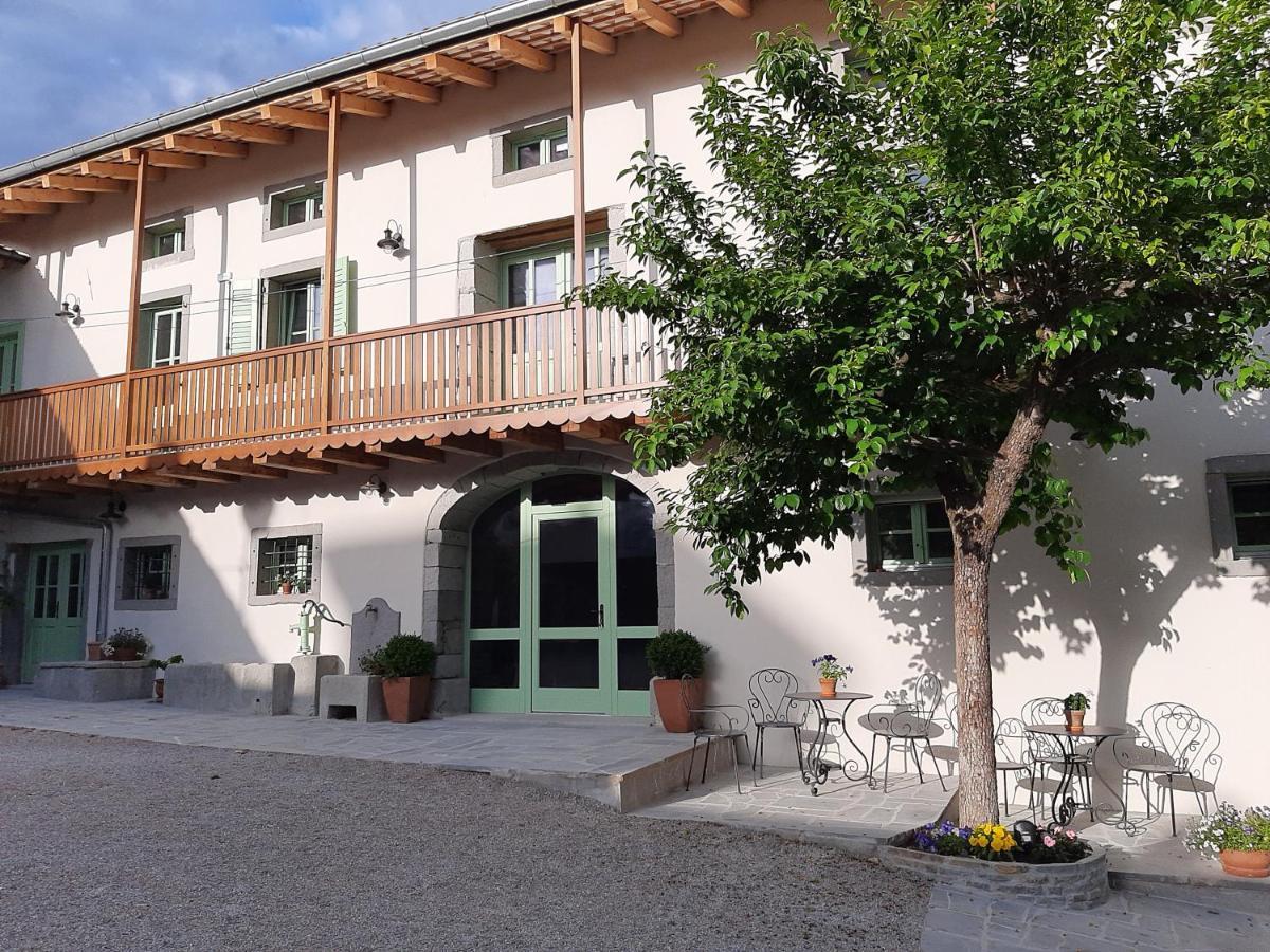 Dvor Vipolze Bed & Breakfast *